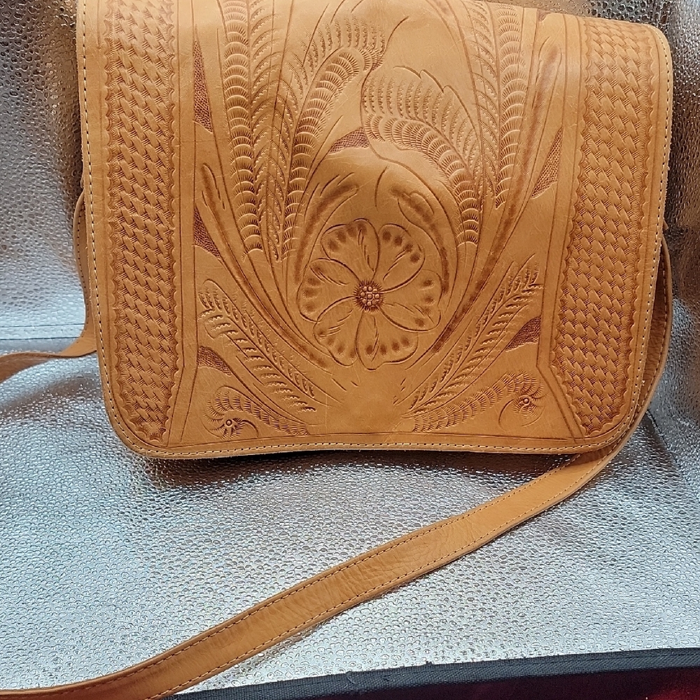 Elegant Tan Leather Shoulder Bag